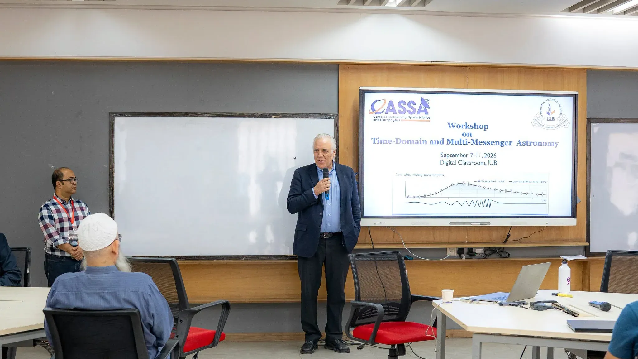 IUB Pro-Vice Chancellor Prof. Dr. Daniel W. Lund speaks at the front of the Digital Classroom beside the workshop title slide.